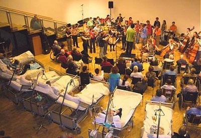 L'Orchestra Ricciotti durante un concerto in un ospedale