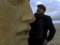 Lorenzo Reina guarda una delle sue grandi statue