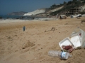 Foto Legambiente - Bottiglie e cibo in spiaggia